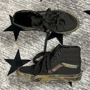 Vans women’s High-Top Sneakers - Black and Camouflage